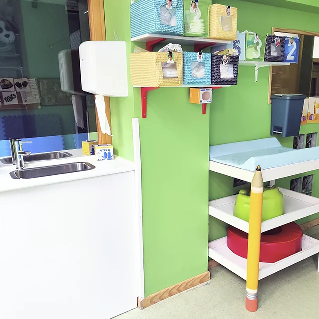 Arco Iris - Centro Infantil. Baños y pasillos