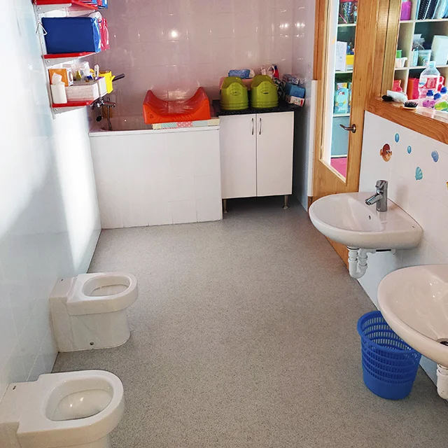 Arco Iris - Centro Infantil. Baños y pasillos
