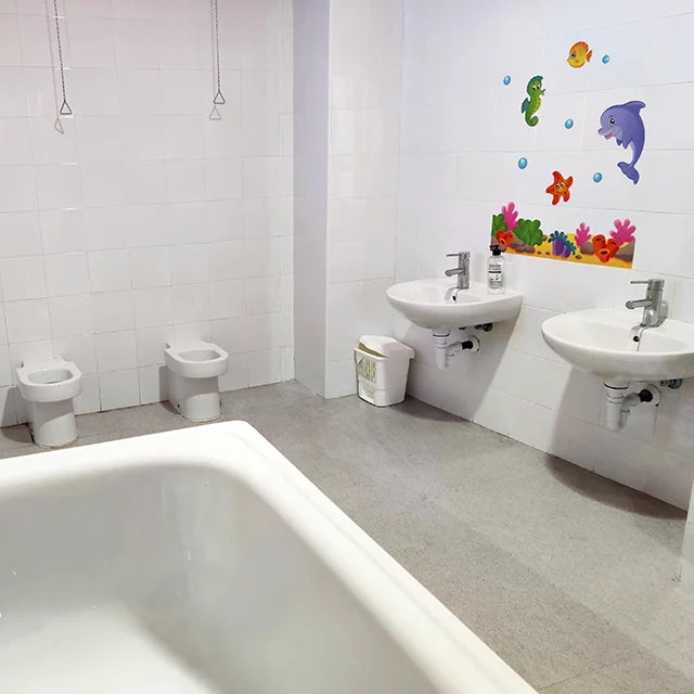 Arco Iris - Centro Infantil. Baños y pasillos